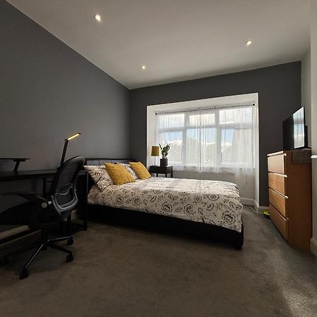 Entire House Floor Perfect For Couples & Freelancers - Available For Single Too Hotel London Exterior photo