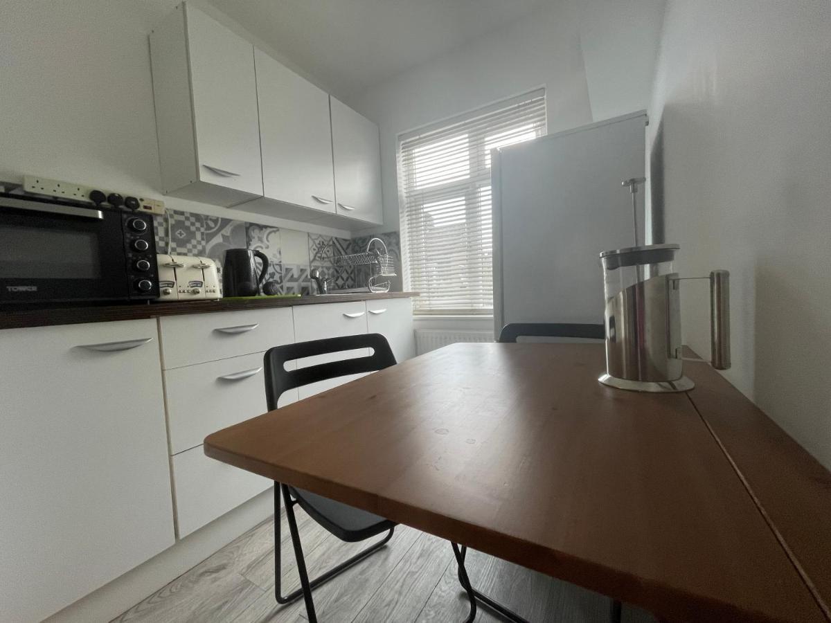 Entire House Floor Perfect For Couples & Freelancers - Available For Single Too Hotel London Exterior photo